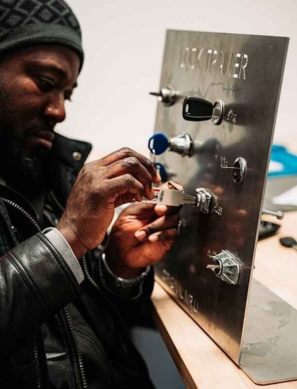 Image of an autolocksmith using a lockpick in a pickboard.