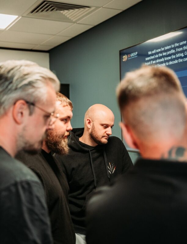 Image of autolocksmiths in training